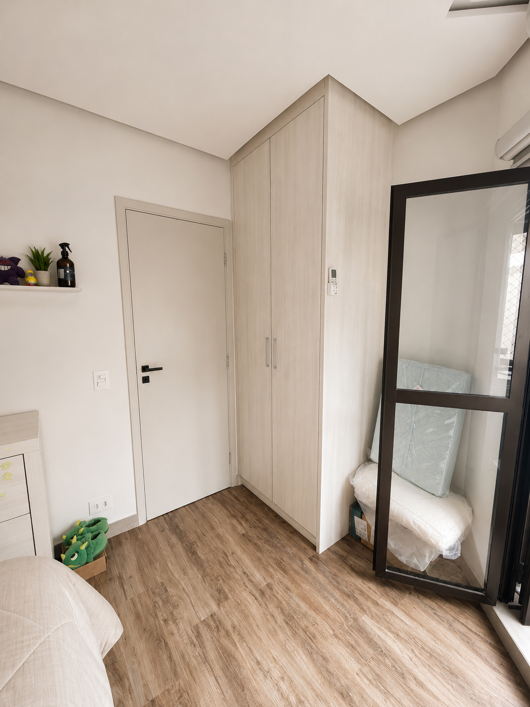Quarto 01 com armários